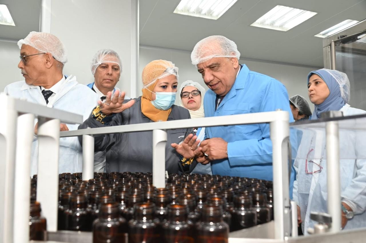 وزير قطاع الأعمال العام يتفقد مشروعات تحديث وتطوير خطوط الإنتاج بشركة القاهرة للأدوية