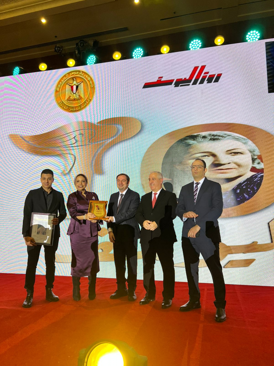 تكريم جوميا مصر والرئيس التنفيذي عبد اللطيف علما خلال احتفالية مرور 100 عام على تأسيس روز اليوسف
