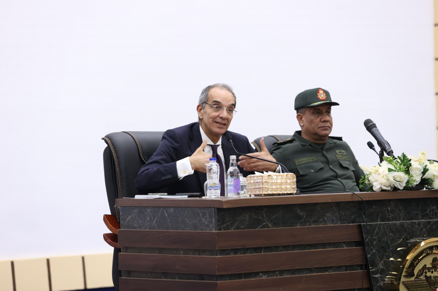 وزير الاتصالات ومدير الأكاديمية العسكرية يلتقون طلاب مبادرة 