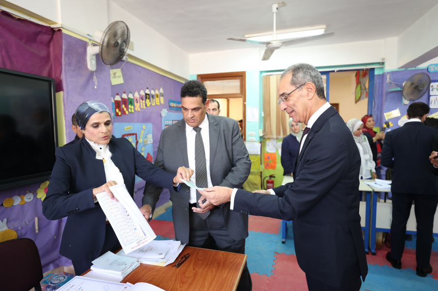 الدكتور عمرو طلعت وزير الاتصالات وتكنولوجيا المعلومات
يدلى بصوته فى انتخابات مجلس الشيوخ