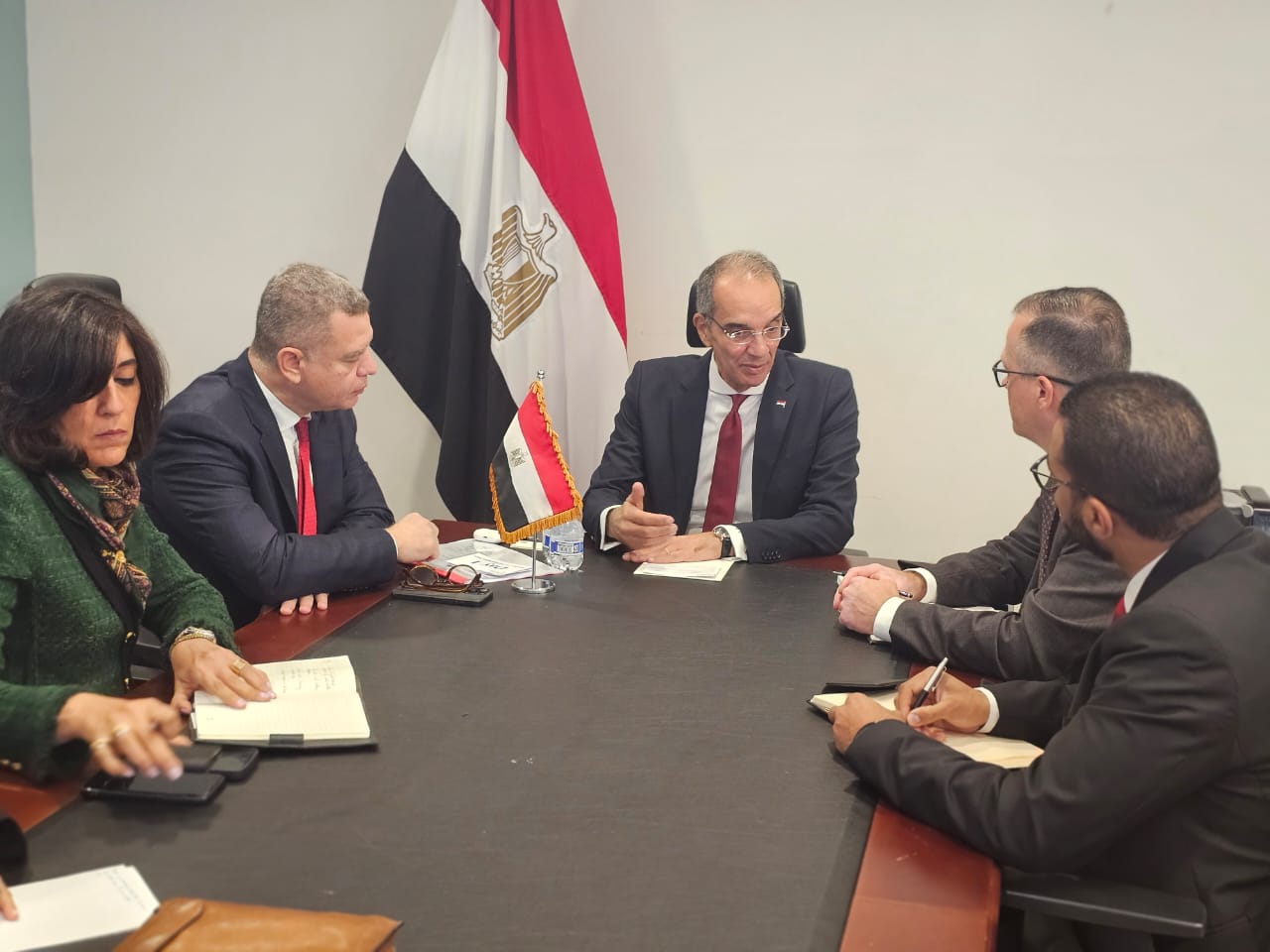 وزير الاتصالات يبحث تعزيز استثمارات الشركات الأمريكية في مصر بمجال التعهيد والقدرات الرقمية