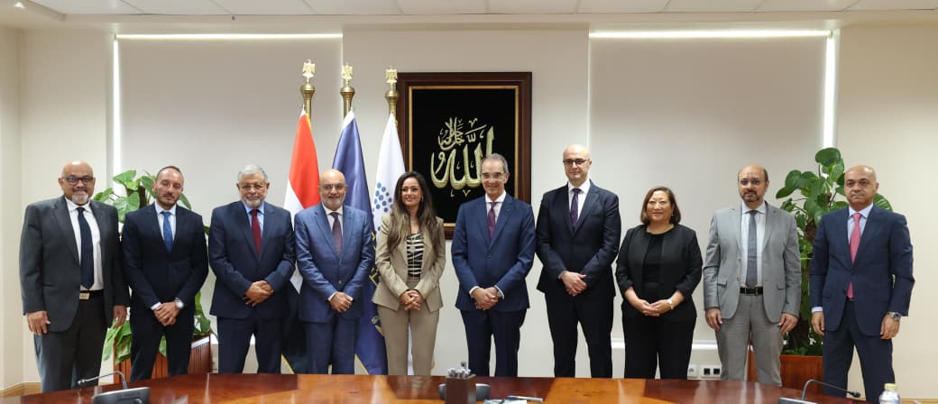 وزير الاتصالات يشهد توقيع تراخيص لخدمات 