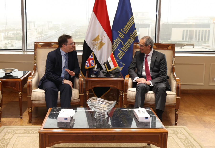وزير الاتصالات يبحث مع سفير المملكة المتحدة تعزيز الاستثمارات البريطانية في التعهيد وتكنولوجيا المعلومات بمصر