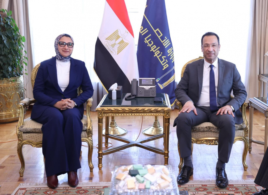 وزير الاتصالات يبحث مع محافظ الوادي الجديد تعزيز التحول الرقمي وتطوير الخدمات التكنولوجية بالمحافظة