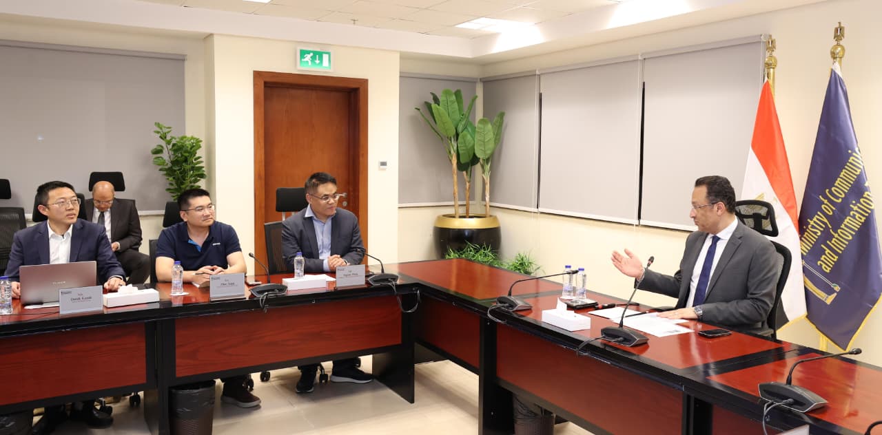 وزير الاتصالات يبحث مع HONOR خطط تصنيع الهواتف الذكية في مصر وتحويلها لمركز إقليمي للتصدير