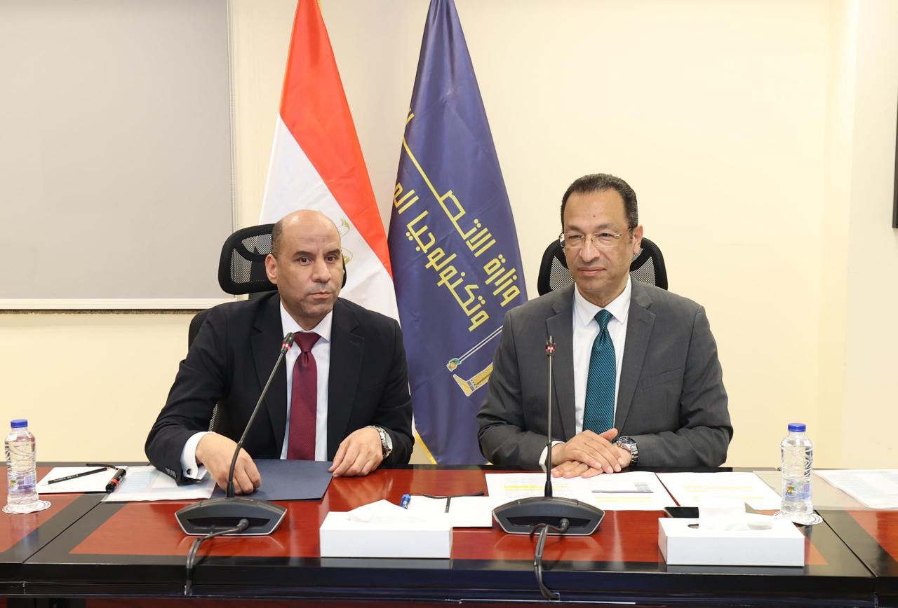 وزارتا الاتصالات والعمل تطلقان خدمة «كعب العمل» إلكترونيًا عبر منصة مصر الرقمية لتعزيز التحول الرقمي في مصر