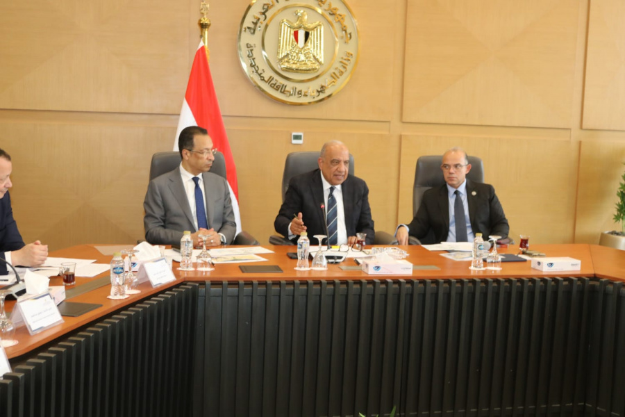 وزراء الكهرباء والاتصالات والاستثمار يبحثون إعداد الاستراتيجية الوطنية لصناعة مراكز البيانات وجذب الاستثمارات العالمية إلى مصر