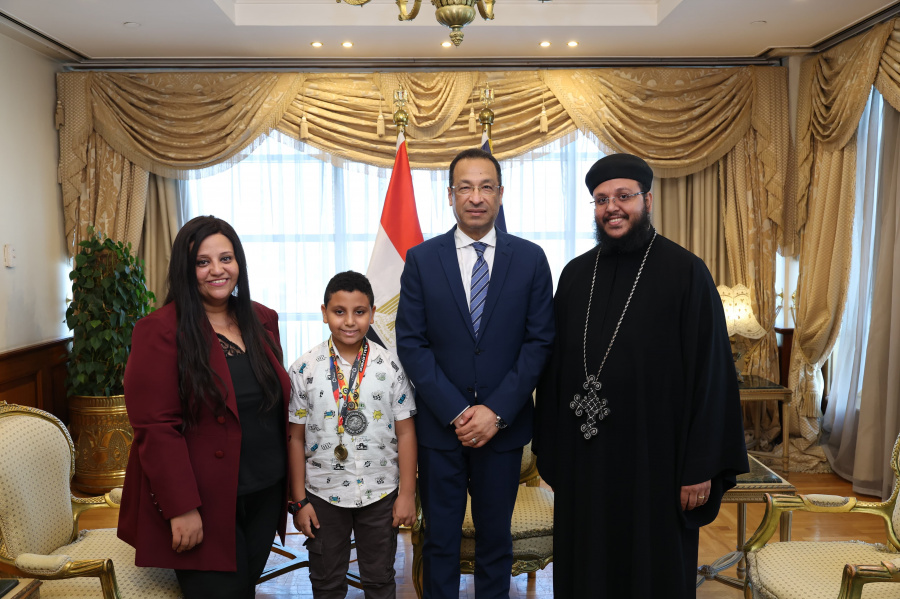 وزير الاتصالات يكرم الطفل مارتيروس مينا لتميزه العالمي في البرمجة والروبوتات