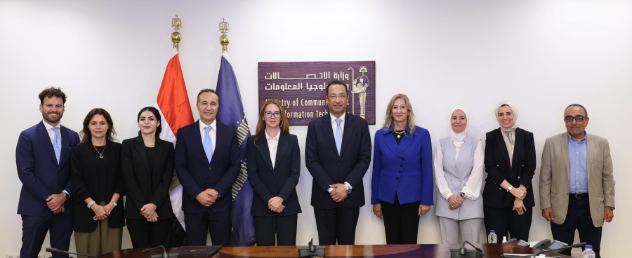 وزير الاتصالات يشهد توقيع مذكرة تفاهم مع «إنتل» لتدريب مليون مواطن سنويًا على الذكاء الاصطناعي